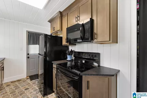 Kitchen - 722 1st Ave, Oneonta, AL 35121 photo 3 of 4