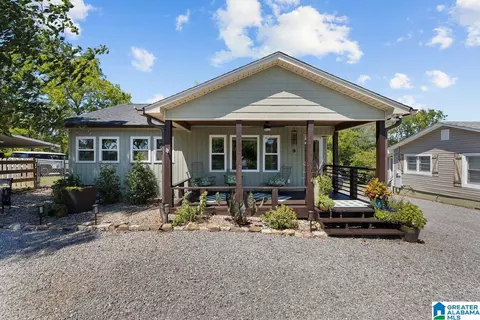 Exterior - 722 1st Ave, Oneonta, AL 35121 photo 2 of 7