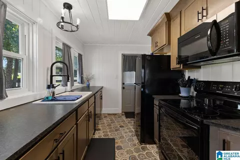 Kitchen - 722 1st Ave, Oneonta, AL 35121 photo 2 of 4