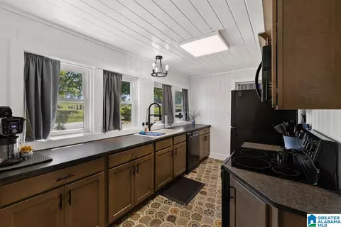 Kitchen - 722 1st Ave, Oneonta, AL 35121 photo 4 of 4