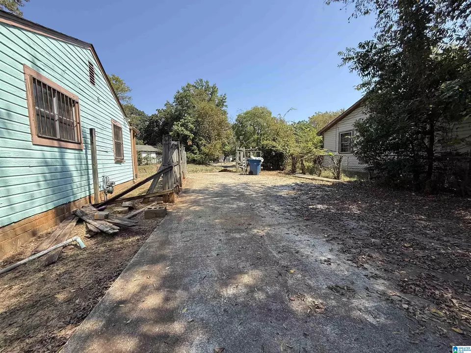 Exterior - 408 Henson St, Midfield, AL 35228 photo 2 of 6