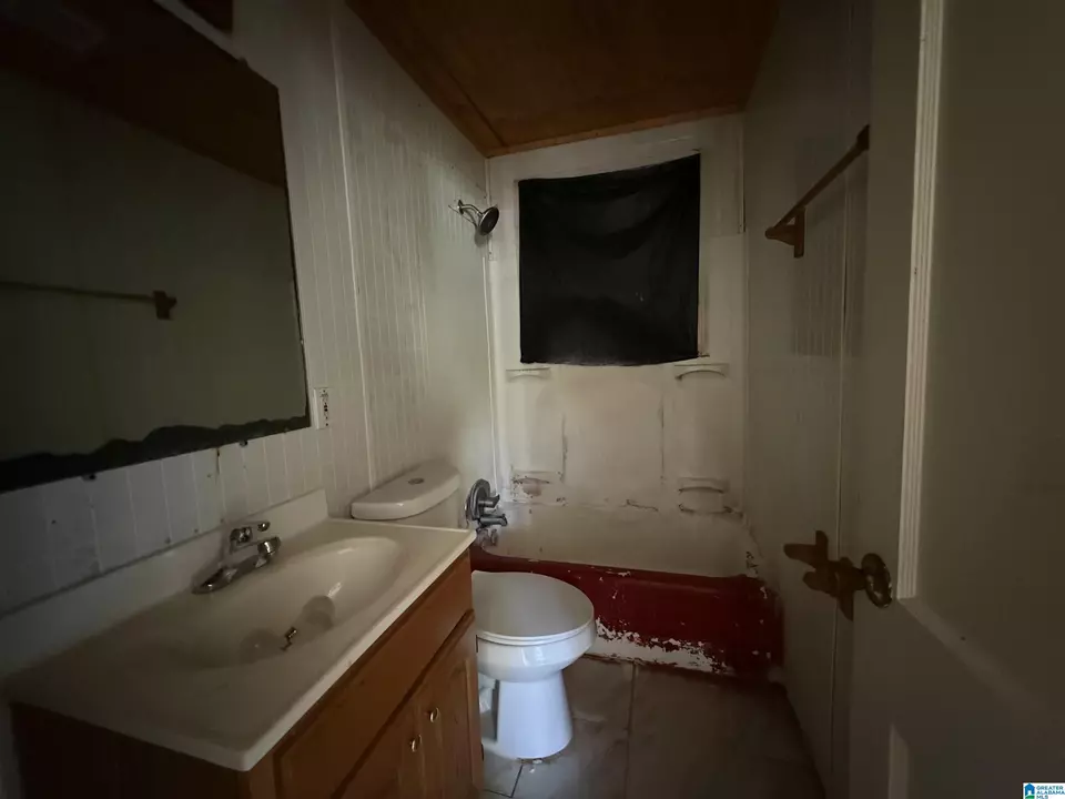 Bath - 408 Henson St, Midfield, AL 35228 photo 1 of 2