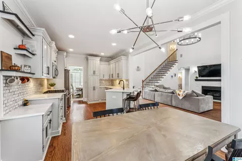 672 Lake Crest Dr, Hoover, AL 35226