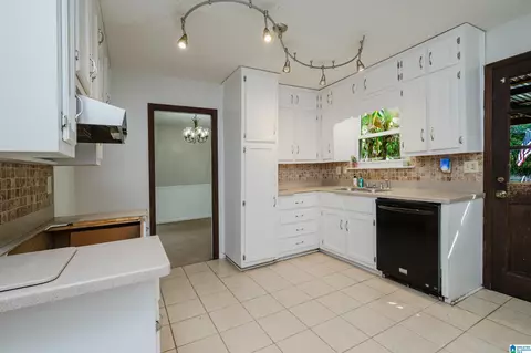 Kitchen - 1807 Apache Way, Alabaster, AL 35007 photo 2 of 5