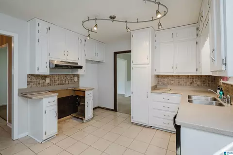 Kitchen - 1807 Apache Way, Alabaster, AL 35007 photo 3 of 5