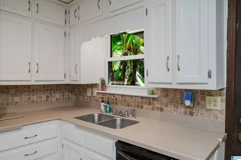 Kitchen - 1807 Apache Way, Alabaster, AL 35007 photo 4 of 5
