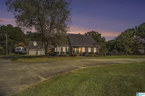 Exterior - 103 Windover Dr, Clanton, AL 35045 photo 2 of 11