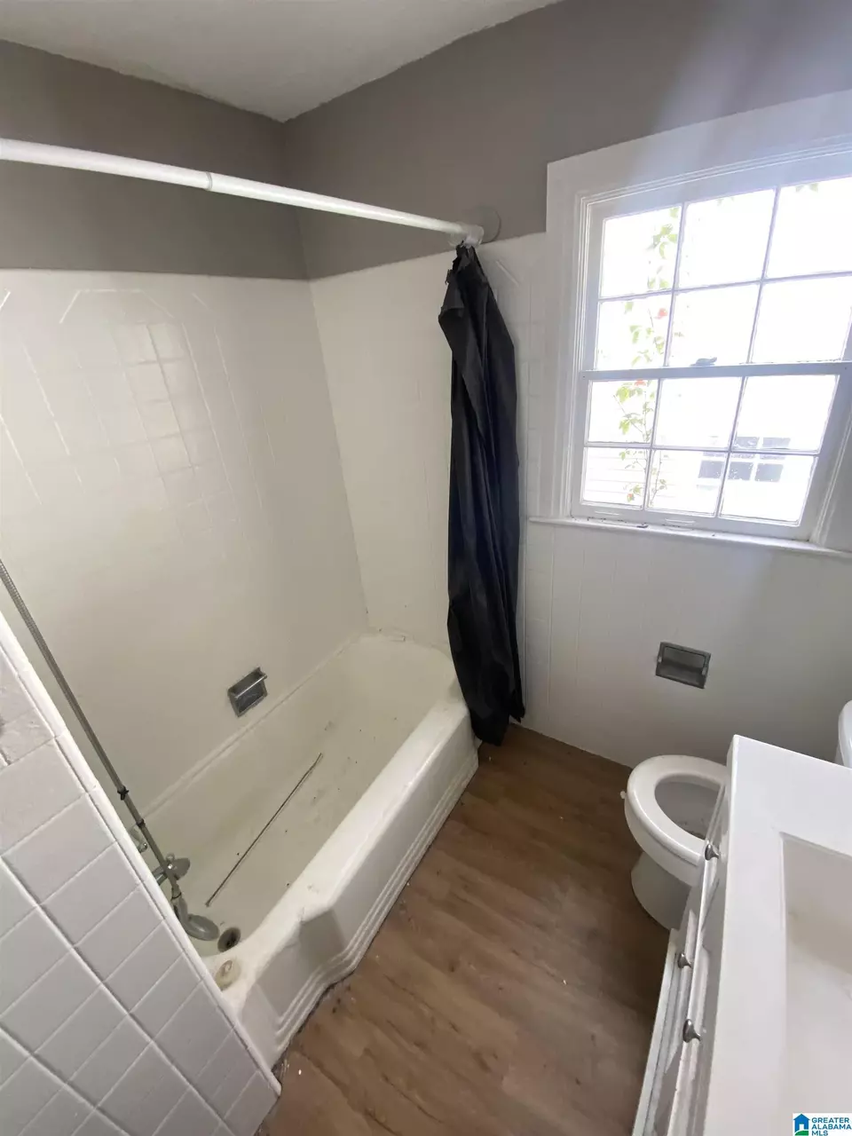 Bath - 901 7th St W, Birmingham, AL 35204 photo 2 of 3