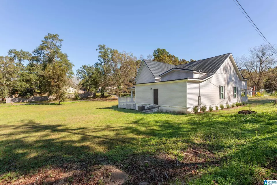 Exterior - 424 7th Ave, Ashville, AL 35953 photo 7 of 9
