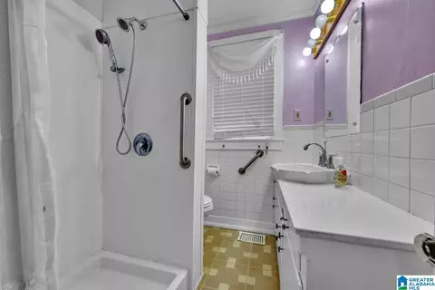 Bath - 5113 Sutherland Rd, Mount Olive, AL 35117 photo 1 of 2