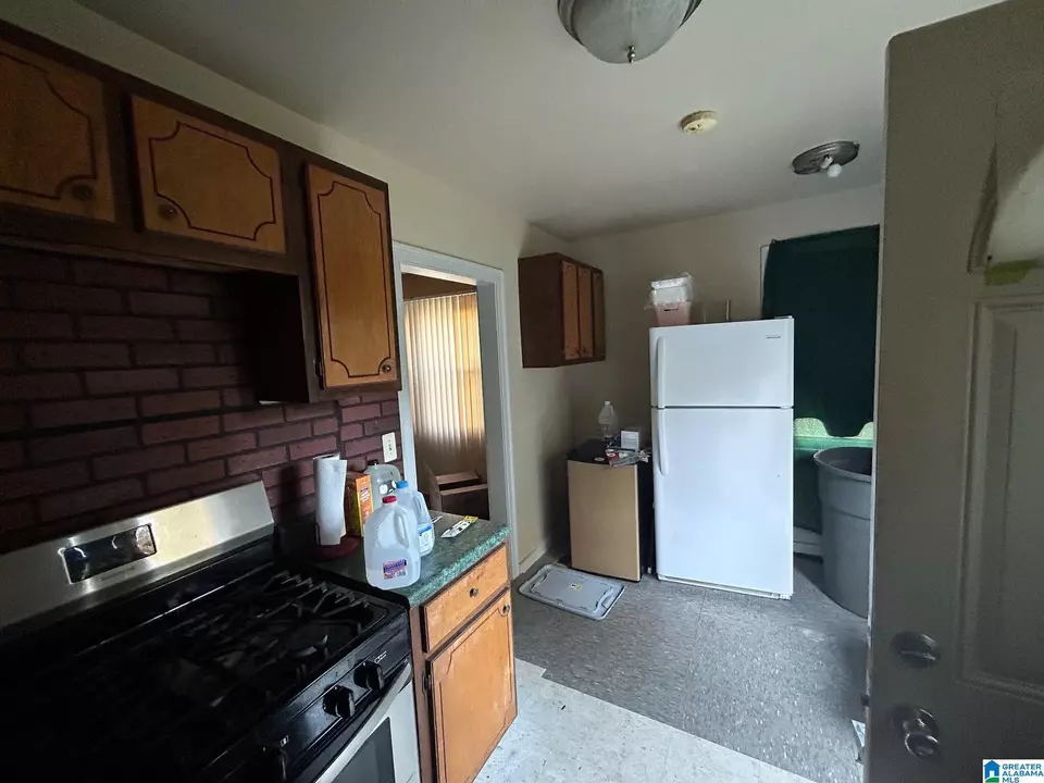 Kitchen - 1601 Graymont Ave W, Birmingham, AL 35208 photo 2 of 3