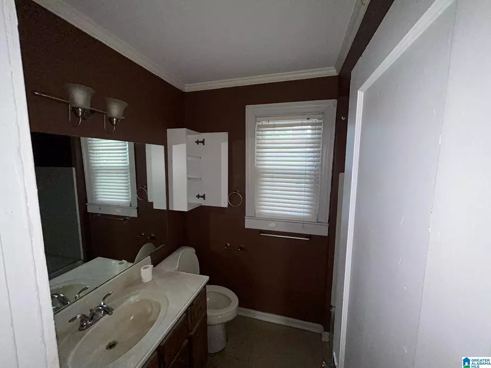 Bath - 1601 Graymont Ave W, Birmingham, AL 35208 photo 1 of 5