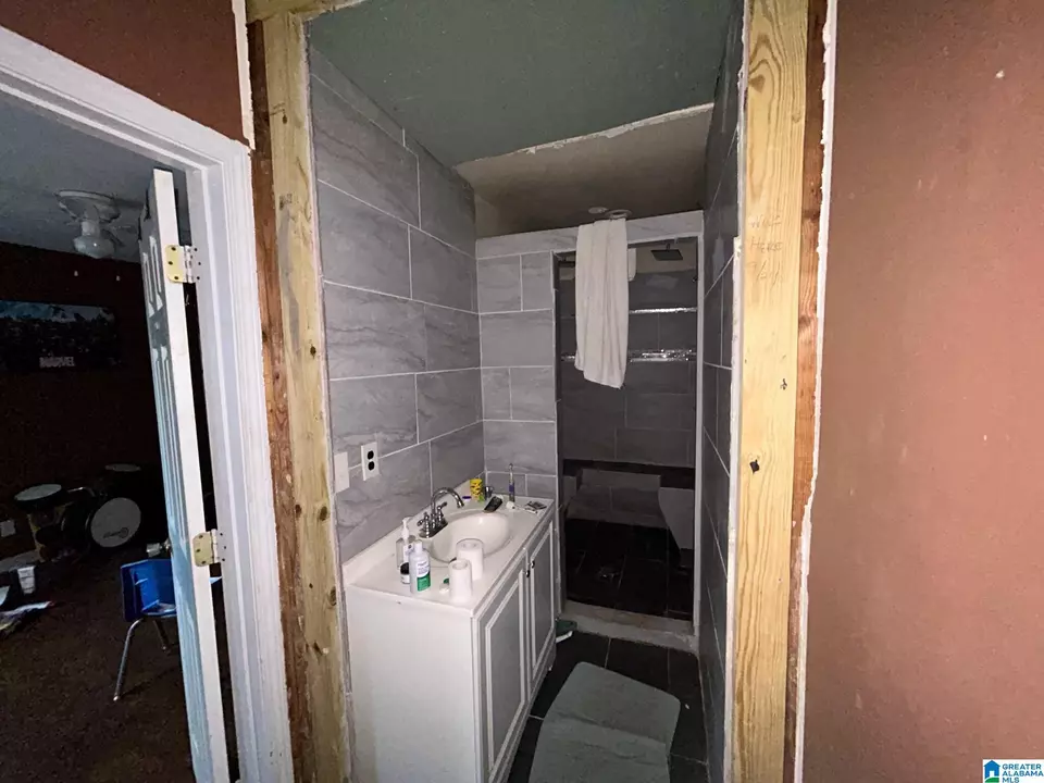 Bath - 1601 Graymont Ave W, Birmingham, AL 35208 photo 3 of 5