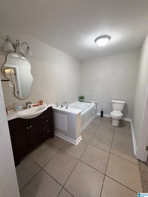 Bath - 700 Thomas Rd, Warrior, AL 35180 photo 5 of 7