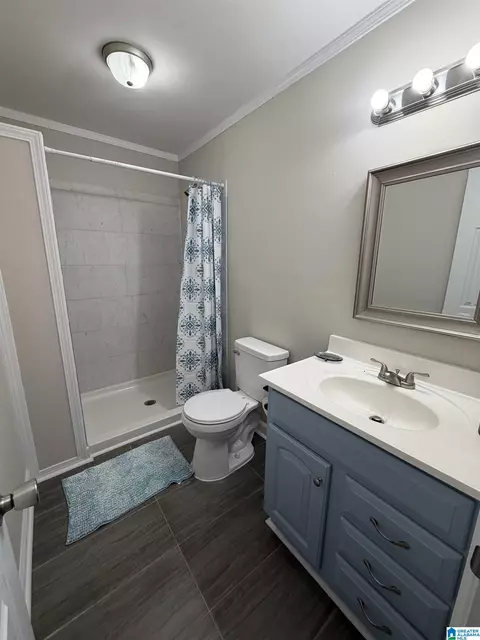 Bath - 700 Thomas Rd, Warrior, AL 35180 photo 1 of 7