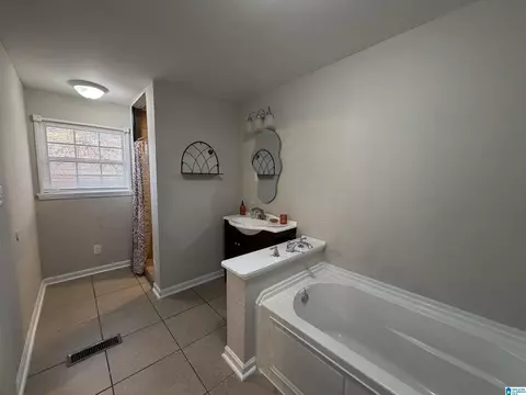 Bath - 700 Thomas Rd, Warrior, AL 35180 photo 3 of 7