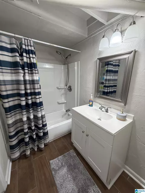 Bath - 700 Thomas Rd, Warrior, AL 35180 photo 7 of 7