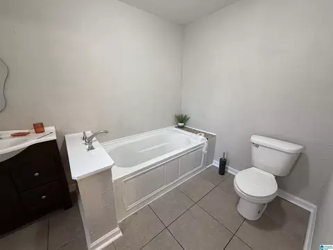 Bath - 700 Thomas Rd, Warrior, AL 35180 photo 2 of 7
