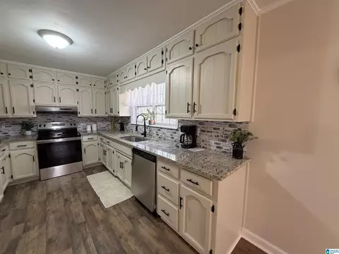 Kitchen - 700 Thomas Rd, Warrior, AL 35180 photo 2 of 6