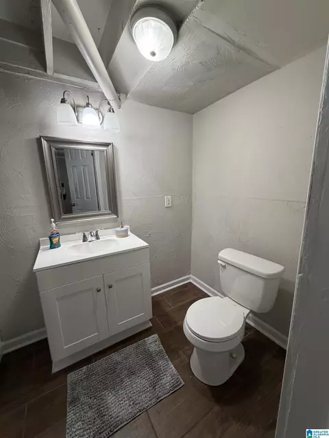Bath - 700 Thomas Rd, Warrior, AL 35180 photo 6 of 7