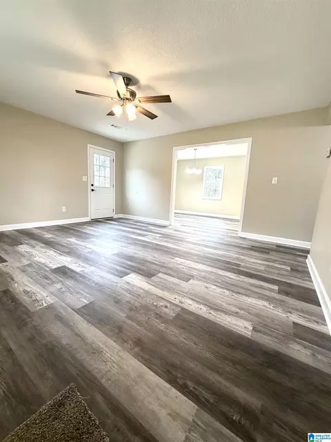 Living - 100 Mims Cir, Clanton, AL 35045 photo 2 of 3