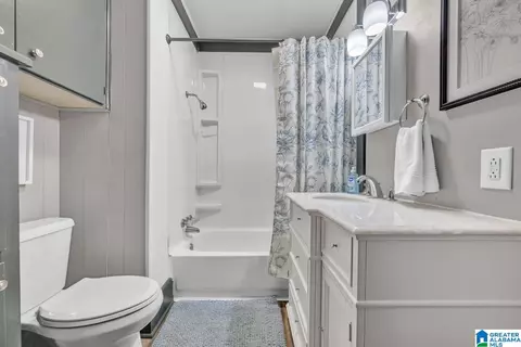 Bath - 414 6th Ave E, Oneonta, AL 35121 photo 1 of 2