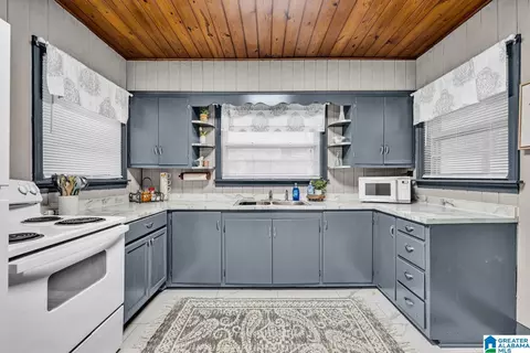 Kitchen - 414 6th Ave E, Oneonta, AL 35121 photo 1 of 4