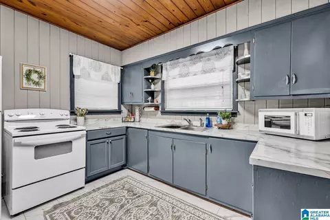 Kitchen - 414 6th Ave E, Oneonta, AL 35121 photo 2 of 4
