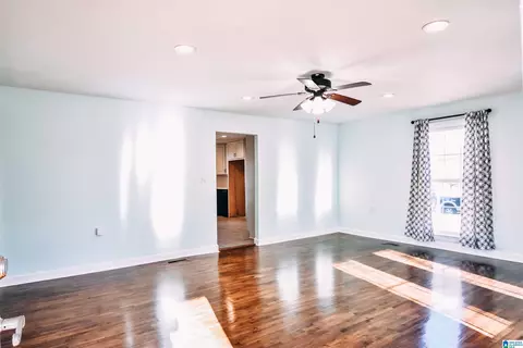 Living - 728 Wilson Rd, Clanton, AL 35045 photo 5 of 7