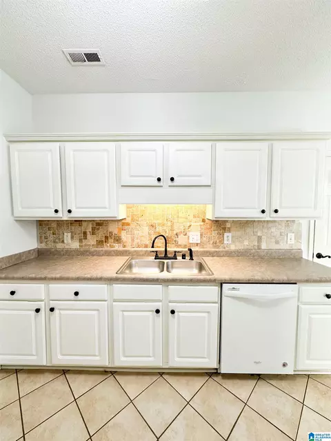 Kitchen - 8564 Dover Dr, Leeds, AL 35094 photo 2 of 6