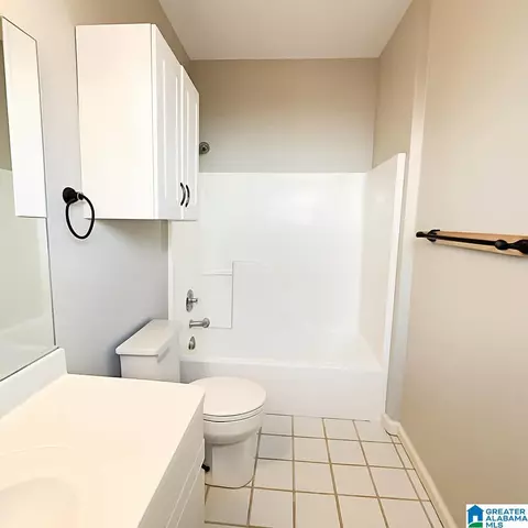 Bath - 8564 Dover Dr, Leeds, AL 35094 photo 3 of 5