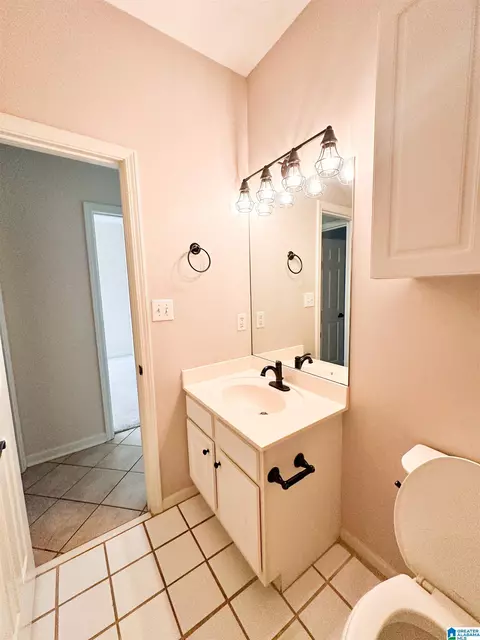 Bath - 8564 Dover Dr, Leeds, AL 35094 photo 1 of 5
