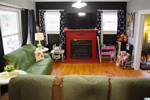 Living - 906 6th Ave N, Clanton, AL 35045 photo 1 of 2