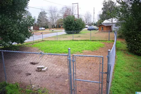 Exterior - 906 6th Ave N, Clanton, AL 35045 photo 8 of 8