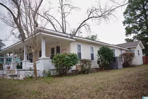Exterior - 906 6th Ave N, Clanton, AL 35045 photo 3 of 8