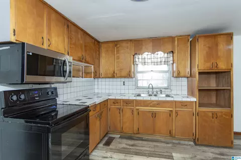Kitchen - 9333 Central Rd, Warrior, AL 35180 photo 3 of 3