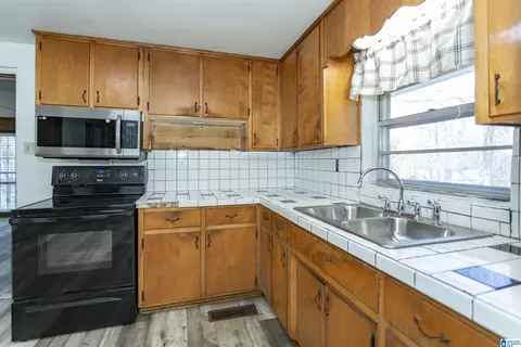 Kitchen - 9333 Central Rd, Warrior, AL 35180 photo 2 of 3
