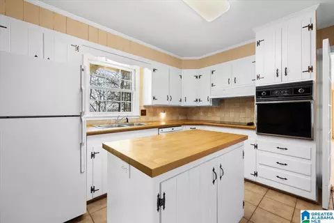 Kitchen - 115 Mountain Dr, Oneonta, AL 35121 photo 3 of 3