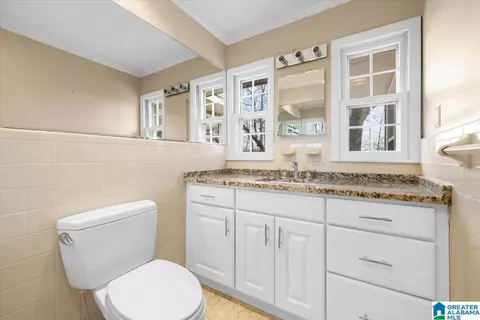Bath - 115 Mountain Dr, Oneonta, AL 35121 photo 2 of 3