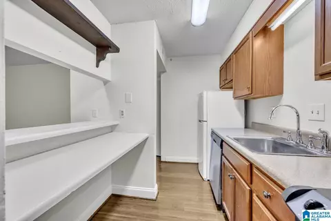 Kitchen - 411 Skyview Dr #E, Birmingham, AL 35209 photo 2 of 3