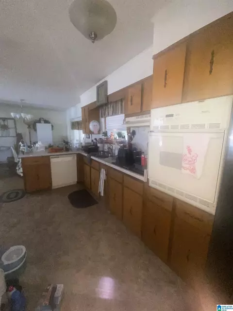 Kitchen - 56 Glen Dr, Thorsby, AL 35171 photo 2 of 2