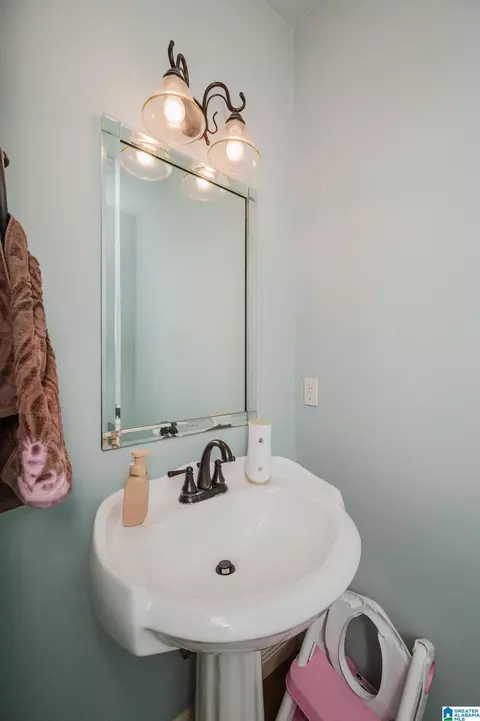 Bath - 45 White Oak Cir, Dora, AL 35062 photo 1 of 12