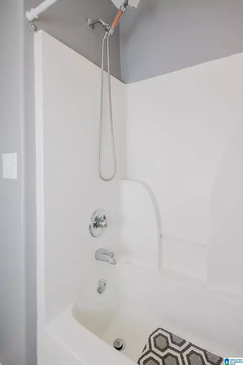 Bath - 45 White Oak Cir, Dora, AL 35062 photo 11 of 12