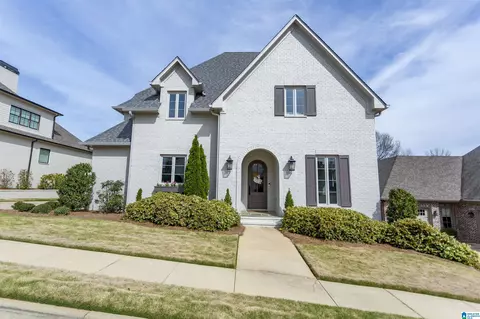 2212 Walnut Hill Dr, Vestavia Hills, AL 35226