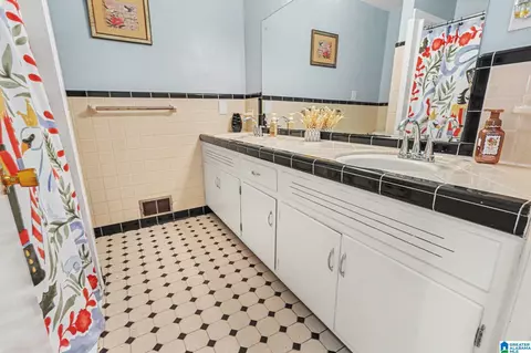 Bath - 313 Pinedale Rd, Clanton, AL 35045 photo 2 of 2