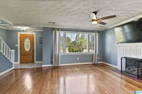 Living - 2013 2nd Ave N, Clanton, AL 35045 photo 2 of 6