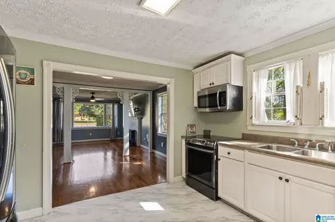 Entry Way - 2013 2nd Ave N, Clanton, AL 35045 photo 1 of 2