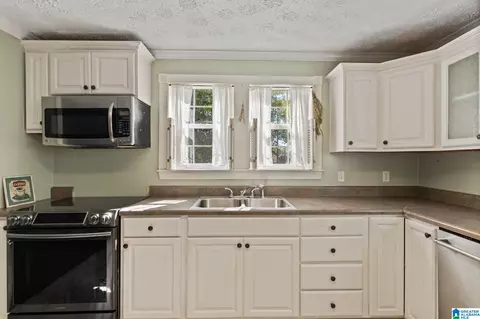 Kitchen - 2013 2nd Ave N, Clanton, AL 35045 photo 4 of 4