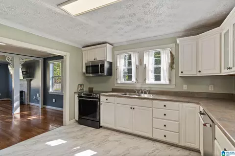 Kitchen - 2013 2nd Ave N, Clanton, AL 35045 photo 3 of 4