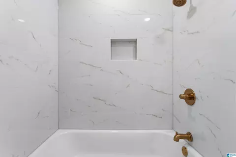 Bath - 620 Dee Dr, Warrior, AL 35180 photo 2 of 4